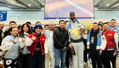 KOK体育官方网站-周琦新帮手！2米13中锋签约北京，上海外援不敢嚣张，杜锋心凉了